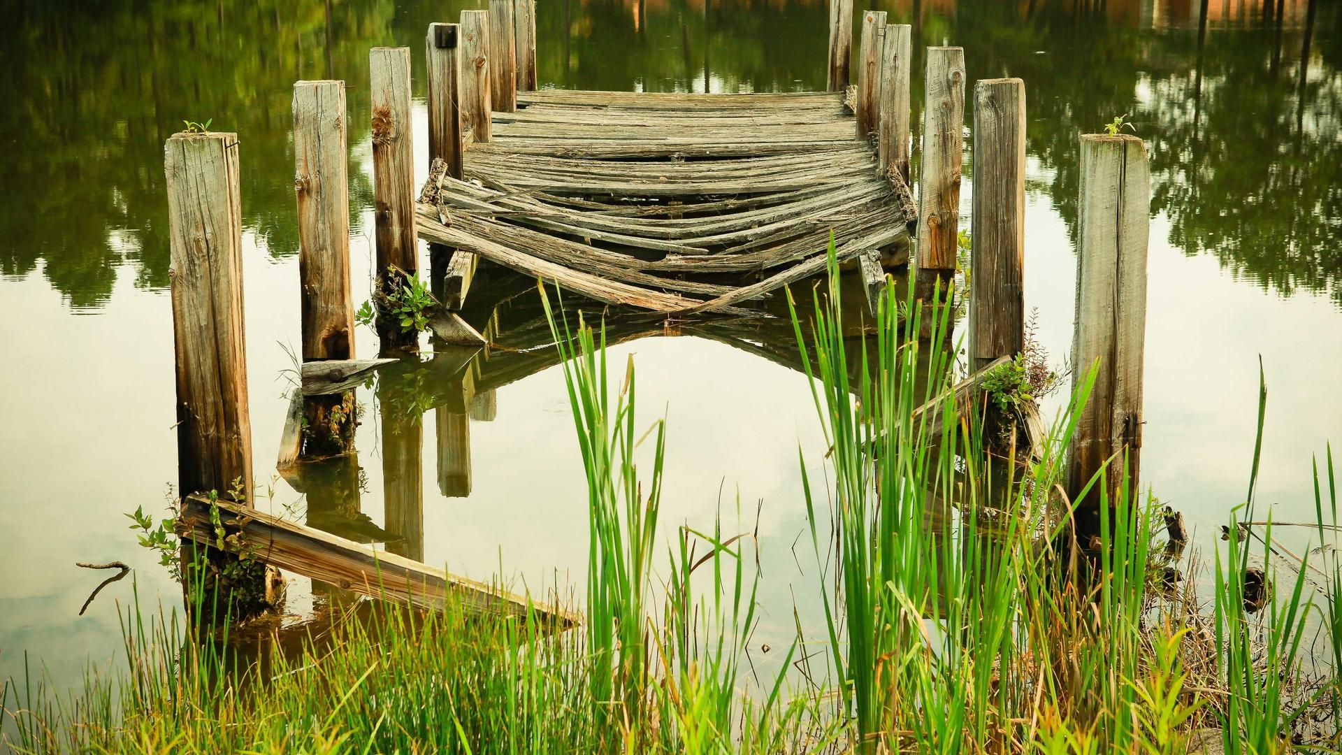 Maestro artigiano che cuce a mano il rivestimento di un divano Casa Divana